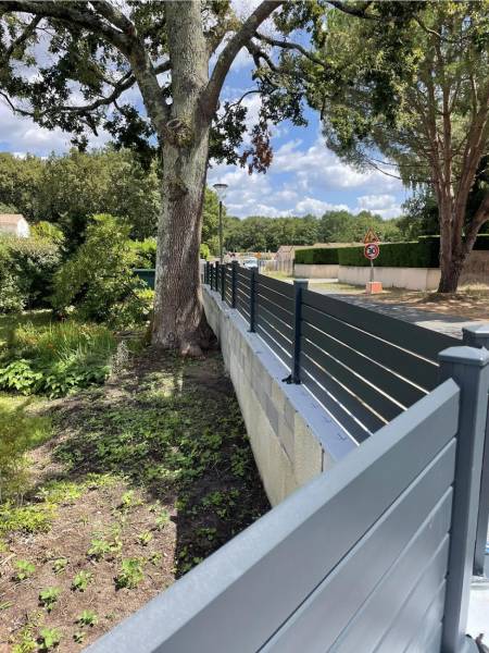 Devis pose de clôture en alu sur-mesure sur un muret existant vers Saint Aubin Médoc 33