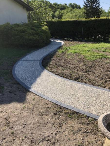 Devis pour créer une allée extérieure en béton lavé désactivé par un artisan professionnel Médoc