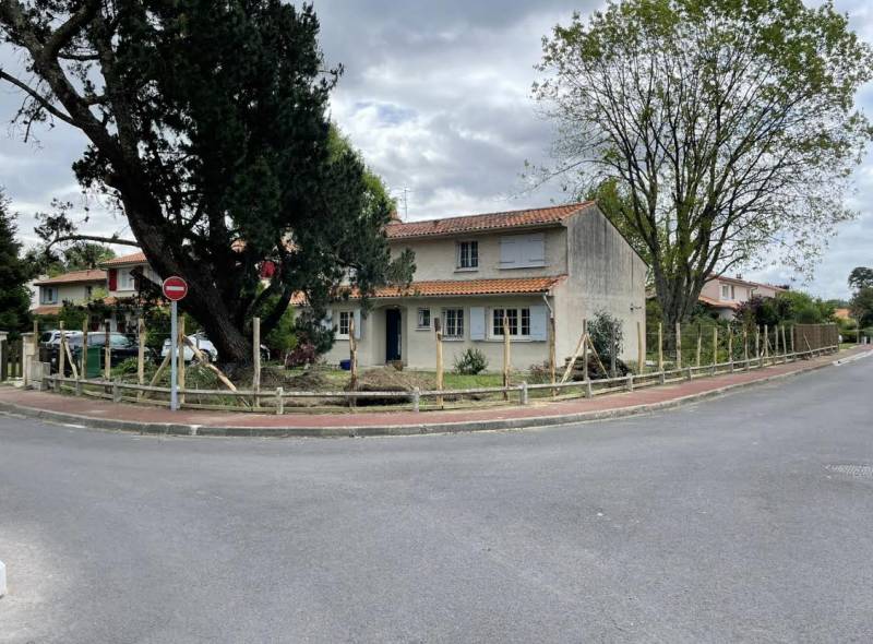 Entreprise de rénovation de clôture sur Bordeaux pour pose des panneaux de brande 8cm