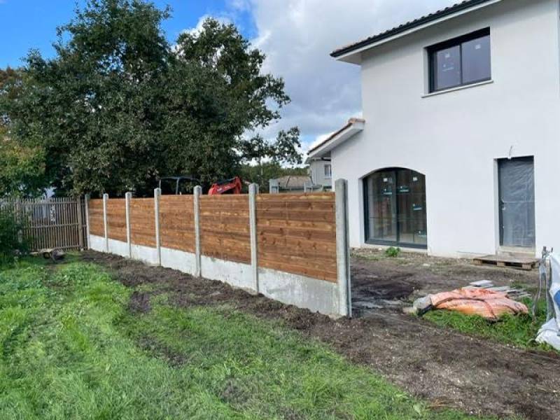 Société de clôture pour poser une clôture bois béton sur-mesure proche Bordeaux 33