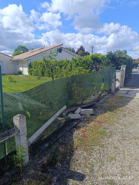 Installer une clôture en grille rigide avec kit d’occultation bois à Saint-Médard : un chantier avant/après signé AQUITAINE CLÔTURE