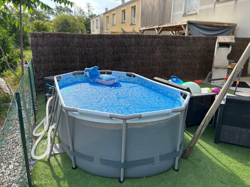 Prix pour faire installer une clôture en brande 8 cm à Macau 33460 pour cacher piscine et aire de jeux dans le jardin d'une maison en mitoyenneté