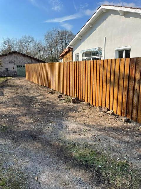 Qui contacter pour faire poser une clôture de jardin en bois volige sur le Bassin d'Arcachon ?