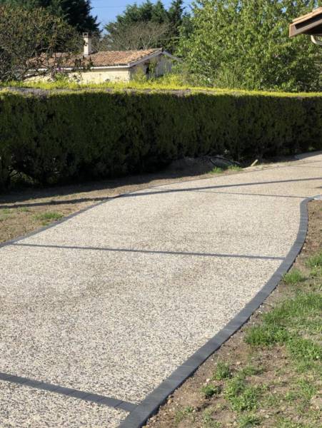 Société de création d'allée en béton désactivé dans le Médoc 33