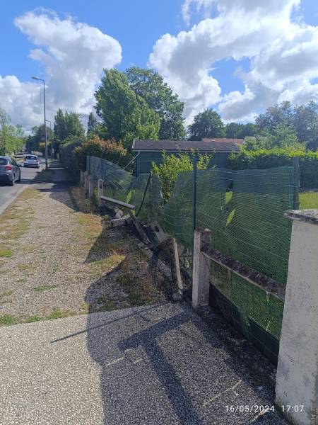 Installer une clôture en grille rigide avec kit d’occultation bois à Saint-Médard : un chantier avant/après signé AQUITAINE CLÔTURE