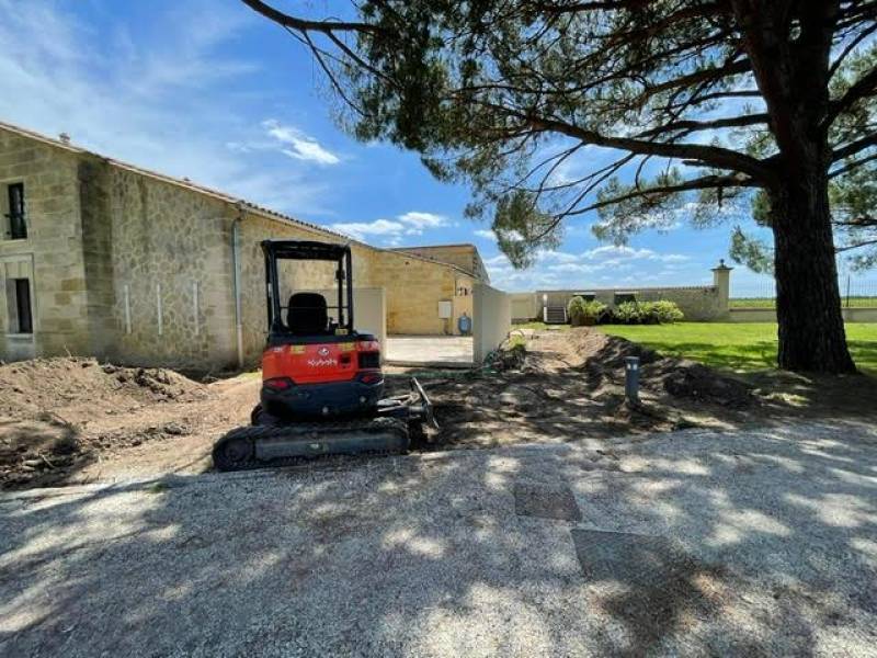 Installation d’un portail coulissant inox et bois avec pose de claustras au Château Dauzac à Labarde 33460 avec mise en œuvre d’un béton désactivé extérieur – Réalisation signée AQUITAINE CLÔTURE
