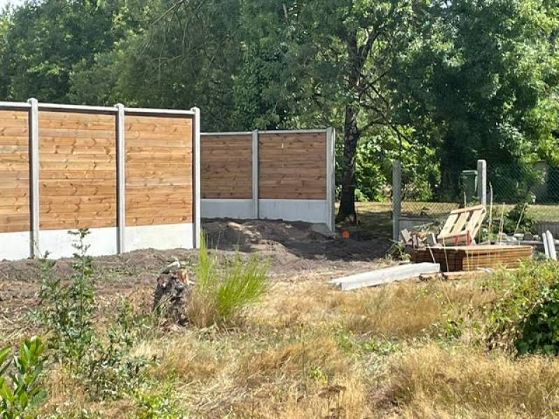 Poseur de clôture mixte bois béton à Saint Médard en Jalles avec devis offert pour cacher la piscine d'une maison en mitoyenneté