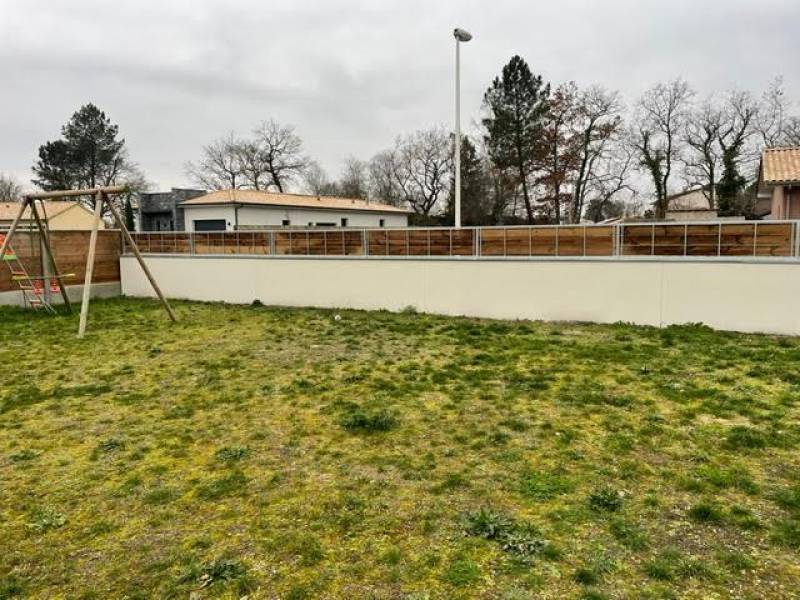 Pose clôture mixte bois métal par un professionnel dans le Médoc avec portillon de jardin assorti