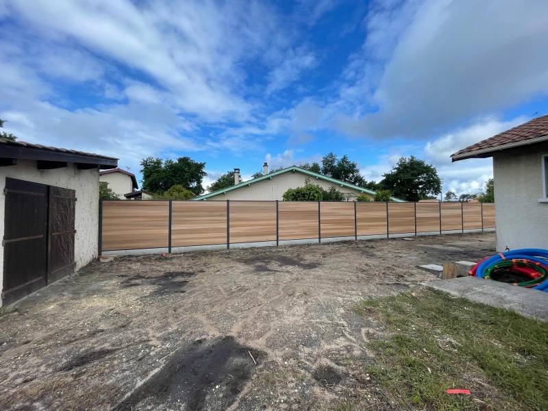 Fourniture et pose de clôture en bois composite avec soubassement ciment à Lège Cap Ferret