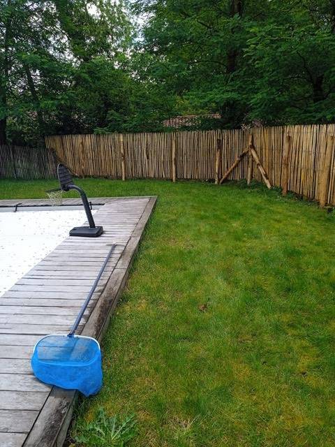 Artisan poseur de clôture en Ganivelle de bois pour une maison dans le Médoc