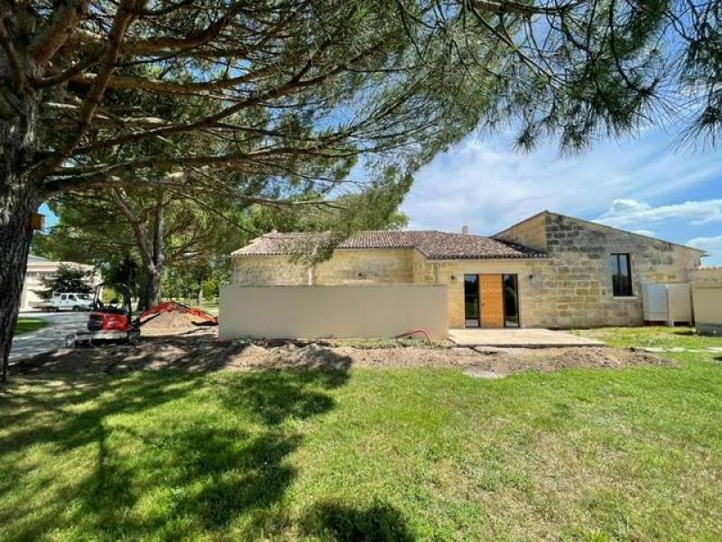 Installation d’un portail coulissant inox et bois avec pose de claustras au Château Dauzac à Labarde 33460 avec mise en œuvre d’un béton désactivé extérieur – Réalisation signée AQUITAINE CLÔTURE