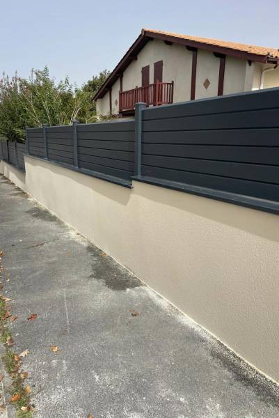 Prix réalisation clôture alu en lames sur un muret 20m Saint Aubin Médoc en Gironde