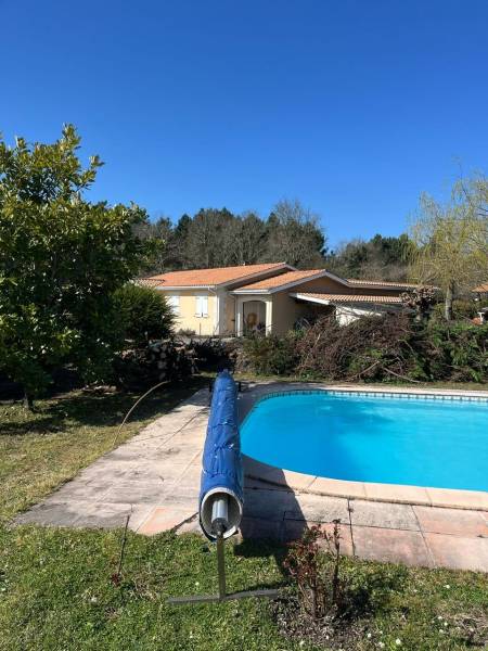 Enlever une haie de jardin à Saint-Médard-en-Jalles pour installer une clôture en brande naturelle 8 cm d'épaisseur avec AQUITAINE CLÔTURE