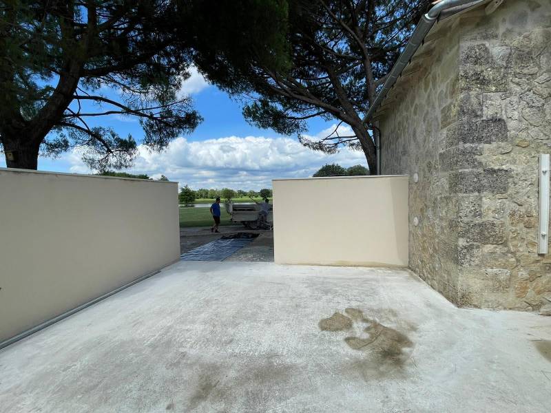 Installation d’un portail coulissant inox et bois avec pose de claustras au Château Dauzac à Labarde 33460 avec mise en œuvre d’un béton désactivé extérieur – Réalisation signée AQUITAINE CLÔTURE