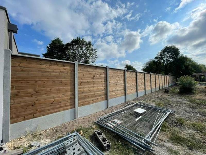 Poseur de clôture mixte bois béton à Saint Médard en Jalles avec devis offert pour cacher la piscine d'une maison en mitoyenneté