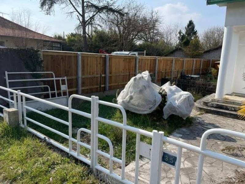 Installateur de clôture sur-mesure en bois pour séparer deux propriétés sur Arès et sa région