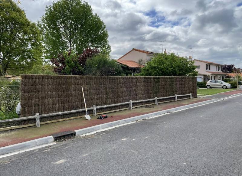 Installation clôture en brande de bruyère naturelle 8cm à côté de Bordeaux