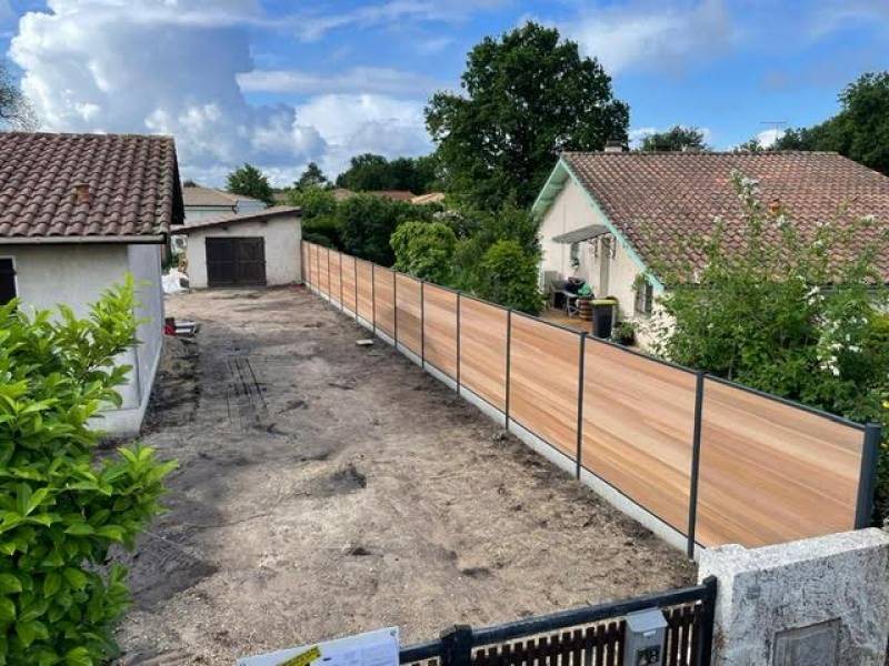 Artisan spécialisé dans la pose de clôture en panneaux bois composite au Cap Ferret