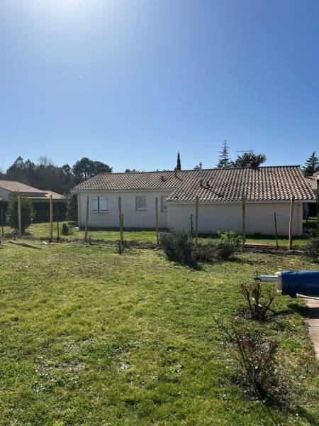 Enlever une haie de jardin à Saint-Médard-en-Jalles pour installer une clôture en brande naturelle 8 cm d'épaisseur avec AQUITAINE CLÔTURE