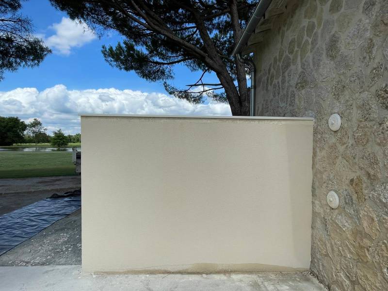 Installation d’un portail coulissant inox et bois avec pose de claustras au Château Dauzac à Labarde 33460 avec mise en œuvre d’un béton désactivé extérieur – Réalisation signée AQUITAINE CLÔTURE