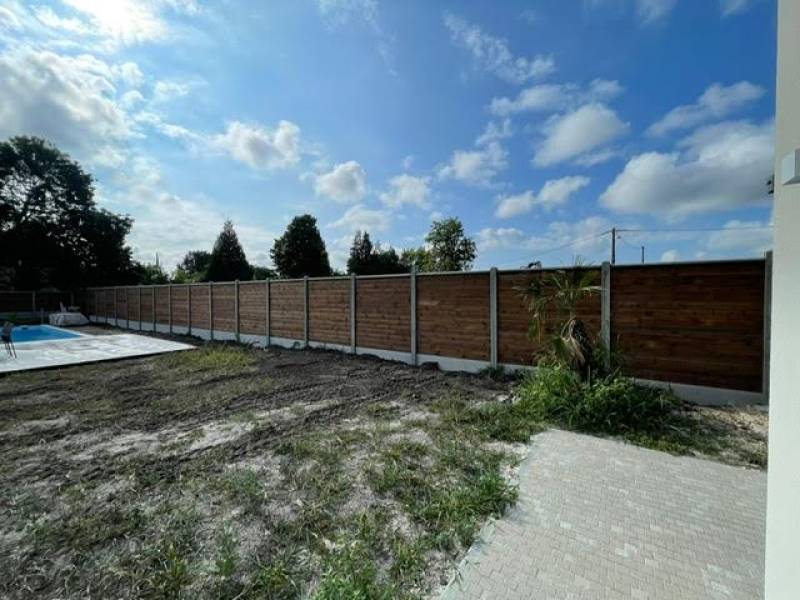 Poseur de clôture mixte bois béton à Saint Médard en Jalles avec devis offert pour cacher la piscine d'une maison en mitoyenneté