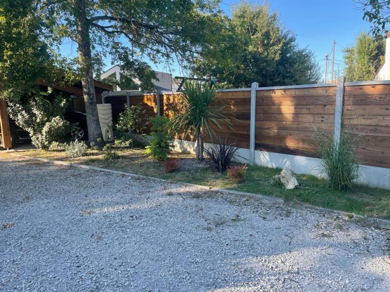 Quel est le tarif pour l'installation d'une clôture décorative sur-mesure bois béton ? Médoc près de Bordeaux