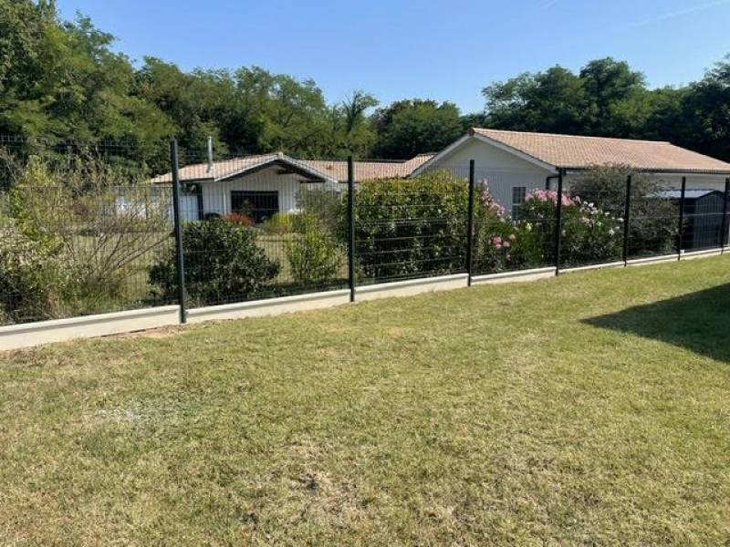 Installation clôture en panneaux rigides avec soubassement béton proche Cussaf Fort Médoc 33