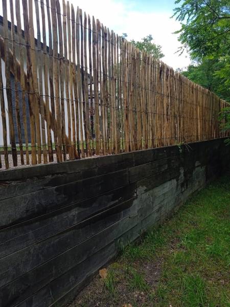 Installation de clôture Girondine sur muret dans le Médoc