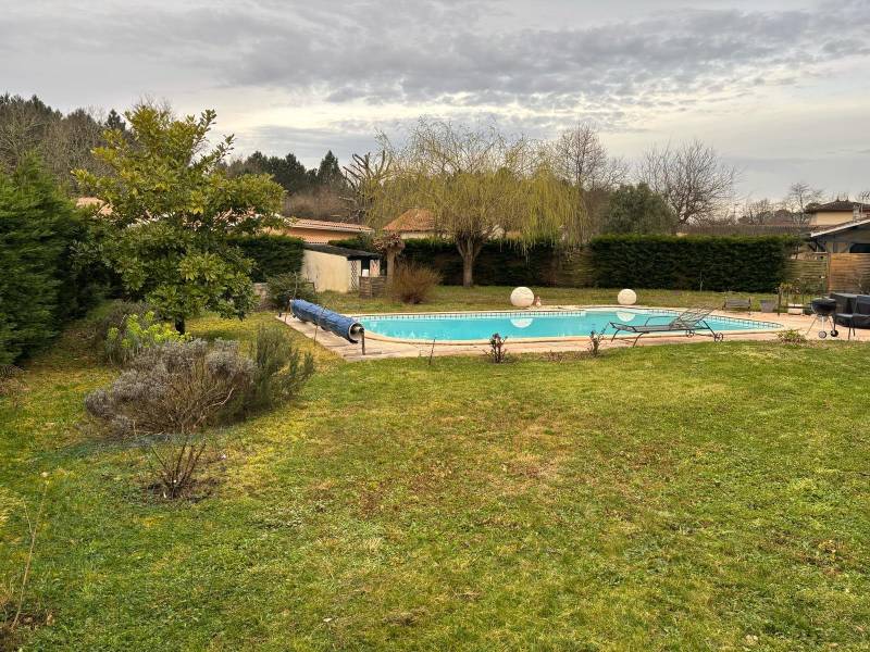 Enlever une haie de jardin à Saint-Médard-en-Jalles pour installer une clôture en brande naturelle 8 cm d'épaisseur avec AQUITAINE CLÔTURE