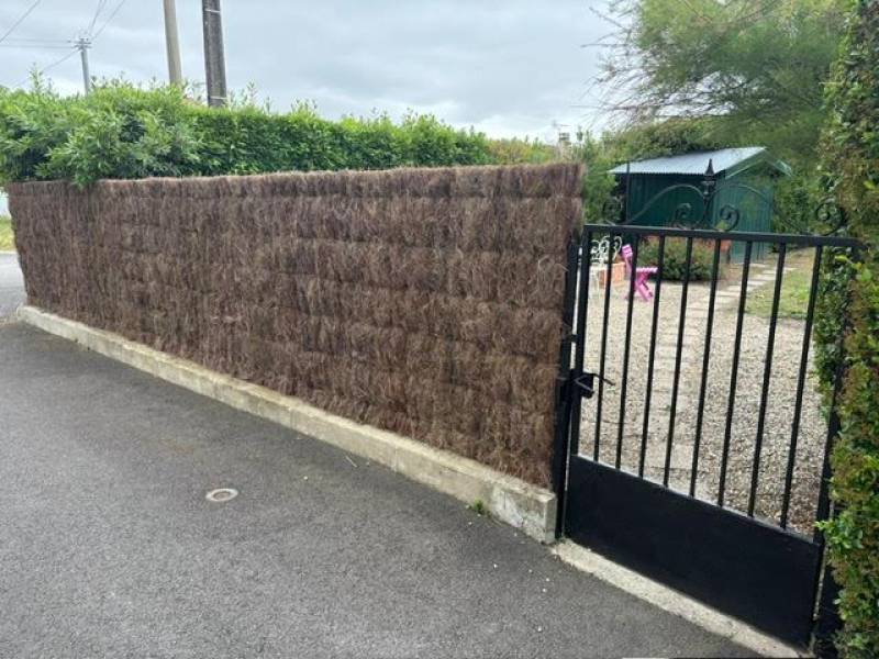 Installateur de clôture en brande à Ludon-Médoc 33290 pour délimiter un jardin avec une clôture en brande de bruyère naturelle épaisseur 8 cm