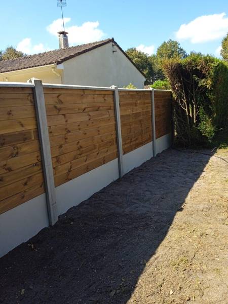 Meilleure société à Saint Médard en Jalles pour installer une clôture mixte bois béton en remplacement d’une haie de jardin avec évacuation des déchets verts rapide et pas cher