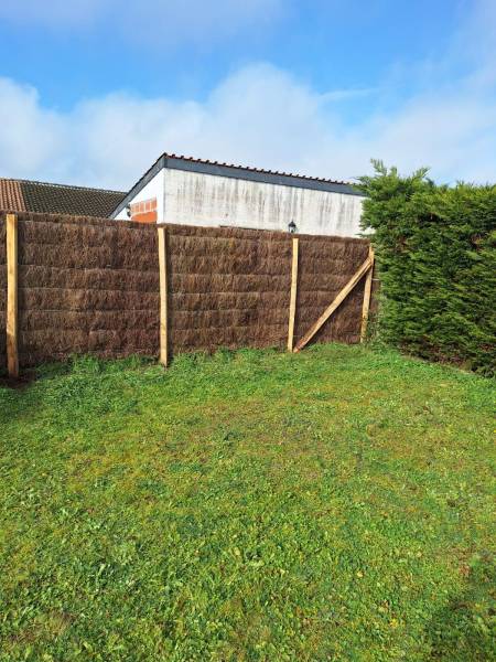 Remplacement de vieux panneaux claustra bois à Parempuyre 33290 par une clôture en brande de bruyère naturelle épaisseur 8cm – Fabrication française et artisanale