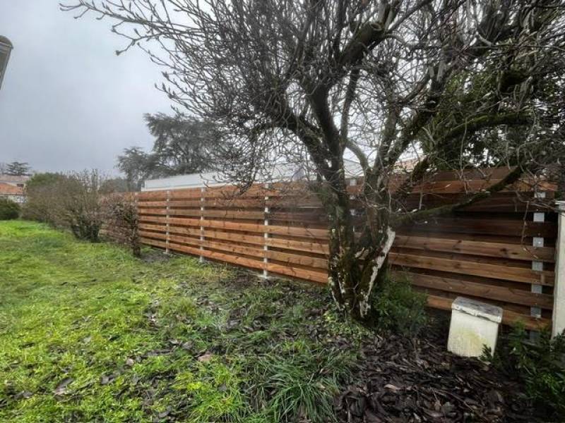 Pose de clôture à Mérignac en bois décalé sur poteaux galvanisés 8×8 – 35 mètres linéaires sur 2 m de hauteur