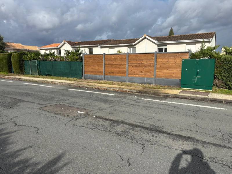 Clôture mixte bois béton à Eysines (33) couleur gris anthracite pour une maison située en bord de route