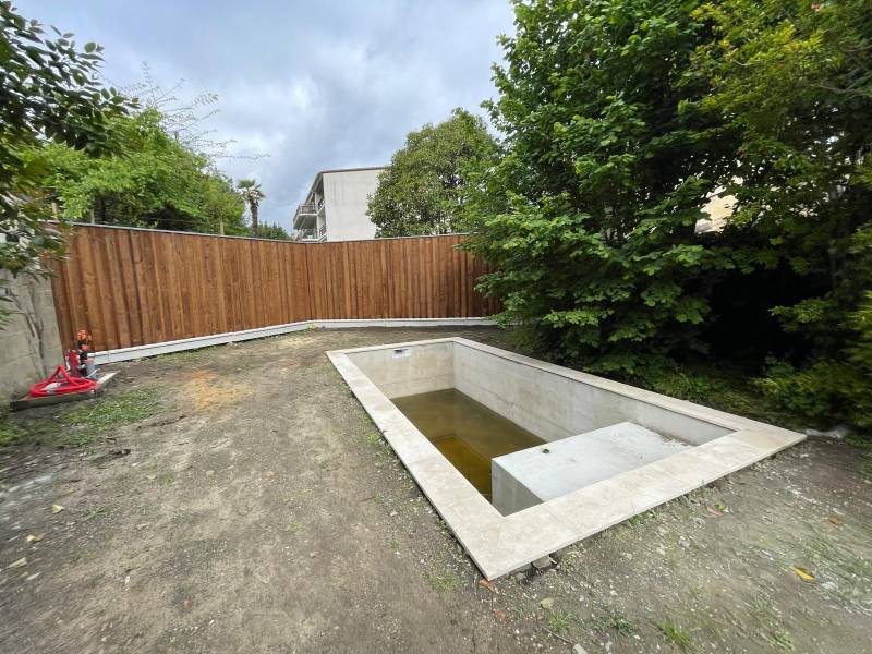 Avant / Après chantier au Bouscat : création de clôture bois volige, une installation sur-mesure AQUITAINE CLÔTURE