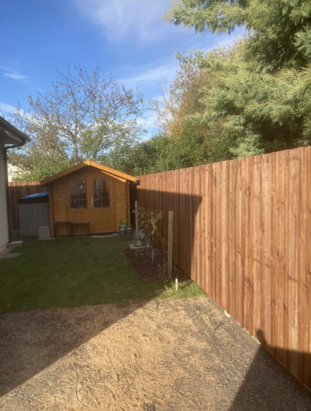 Installation d'une clôture de jardin écologique en bois pour une résidence secondaire sur Lacanau Ville près de Bordeaux