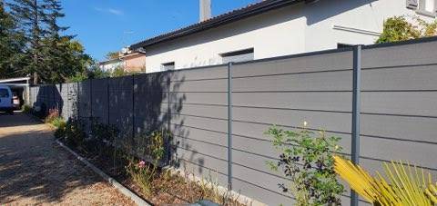 Installateur de clôture en bois composite sur muret pas cher sur le Bassin d'Arcachon près de Bordeaux