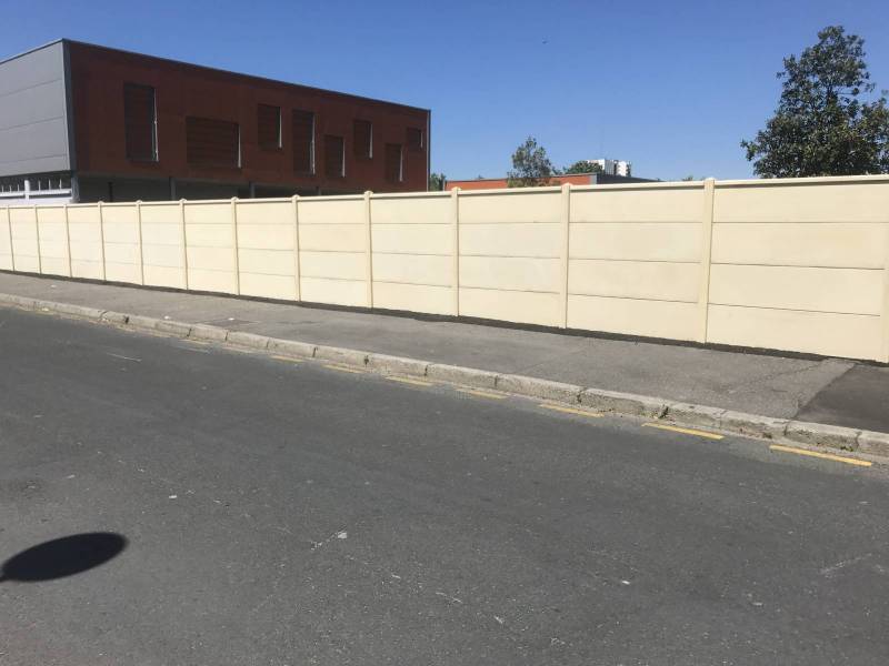 Prix pour enlever une haie de jardin à Saint-Aubin-de-Médoc et installer une clôture en plaques béton 41m sur 2m de hauteur