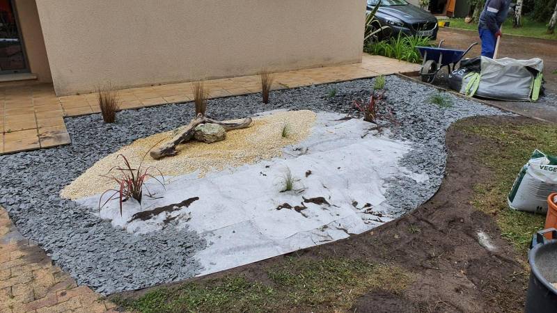 Trouver un paysagiste pas cher pour créer un massif design et moderne devant une maison Médoc en Gironde