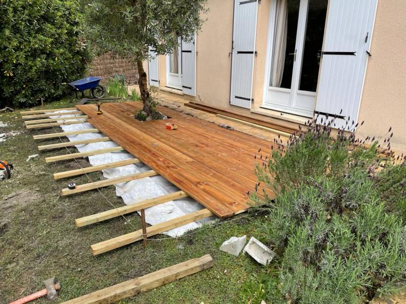 Création d'un aménagement paysager avec pose de terrasse bois par un paysagiste Macau prés de Bordeaux