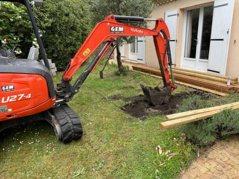 Trouver un paysagiste pas cher pour installer une terrasse bois avec plantations de palmier sur Bordeaux prés de Saint Médard en Jalles