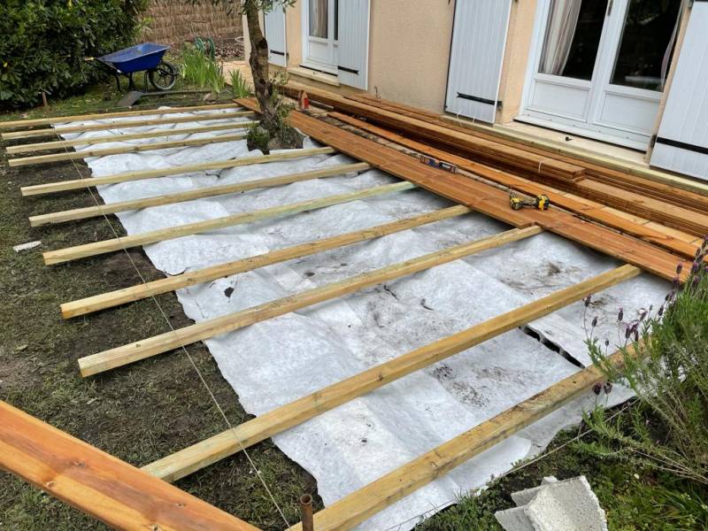Quel prix pour la mise en place d'une terrasse en bois exotique de 15 m2 avec des plantes méditerranéennes ? Bassin d'Arcachon en Gironde