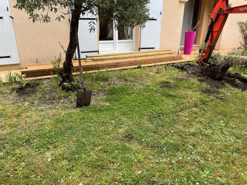 Quelle est la meilleure société d'aménagement extérieur pour planter un olivier dans une terrasse bois à prix correct ? Blanquefort en Gironde