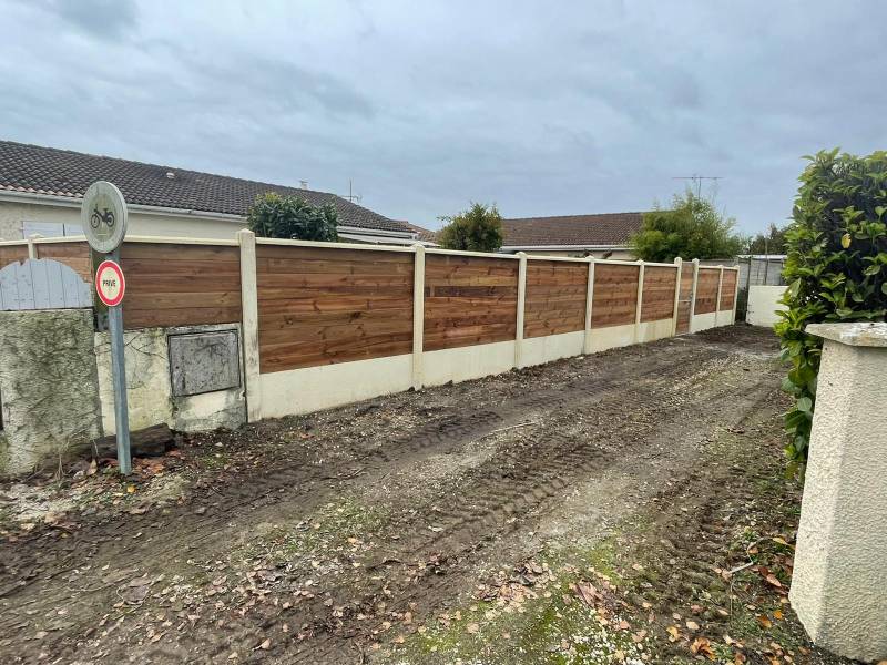 Pose rapide de clôture mixte bois béton à Eysines près de Bordeaux avec arrachage de haie et devis gratuit sous 48h : prix et installation sur-mesure
