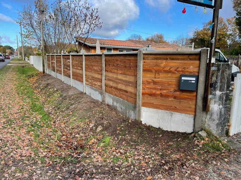 Démolition de clôture existante et pose de clôture mixte bois béton 32 m à Saint Médard en Jalles près de Bordeaux