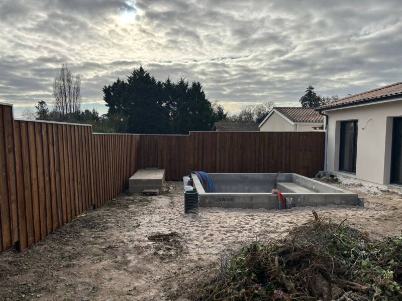Tarif pour remplacer une haie de jardin par une clôture en bois volige sur mesure au Pian Médoc