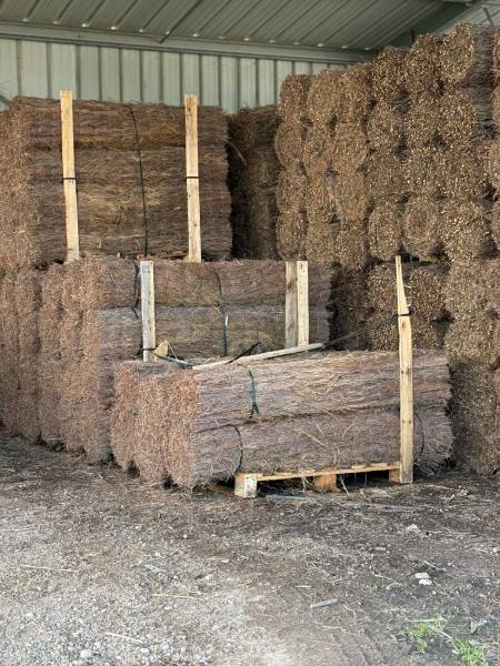 Livraison à domicile en France et France Métropolitaine : Brande de bruyère naturelle 4 cm et 8cm d'épaisseur de fabrication française et artisanale AQUITAINE CLÔTURE