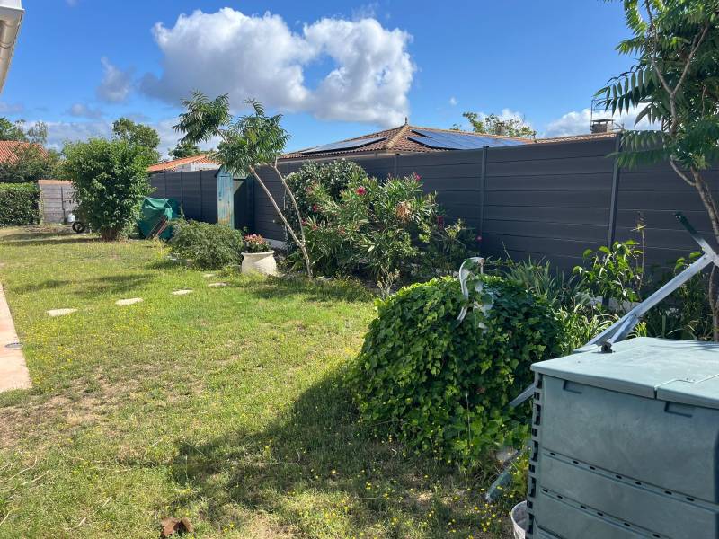 Pose de clôture bois composite OCEWOOD au Haillan – Une solution durable et design avec AQUITAINE CLÔTURE