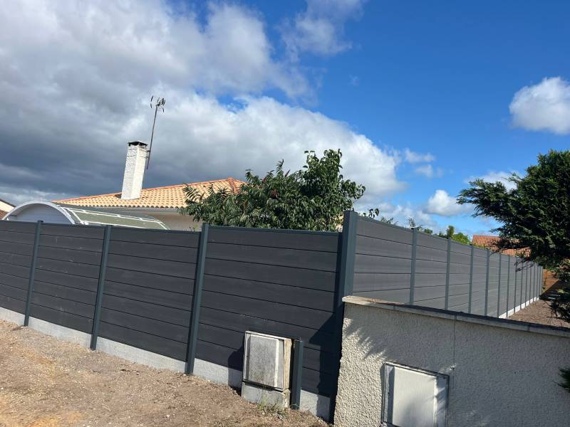 Pose de clôture bois composite OCEWOOD au Haillan – Une solution durable et design avec AQUITAINE CLÔTURE