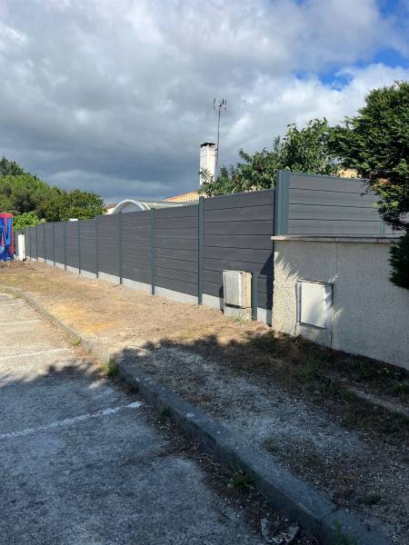 Pose de clôture bois composite OCEWOOD au Haillan – Une solution durable et design avec AQUITAINE CLÔTURE